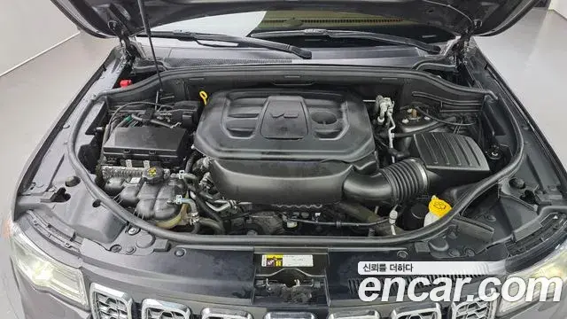 Jeep Grand Cherokee 2021 — ფოტო 21/31
