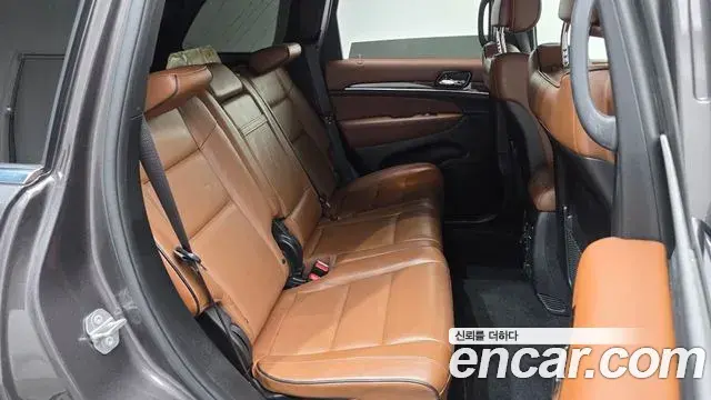Jeep Grand Cherokee 2021 — ფოტო 18/31
