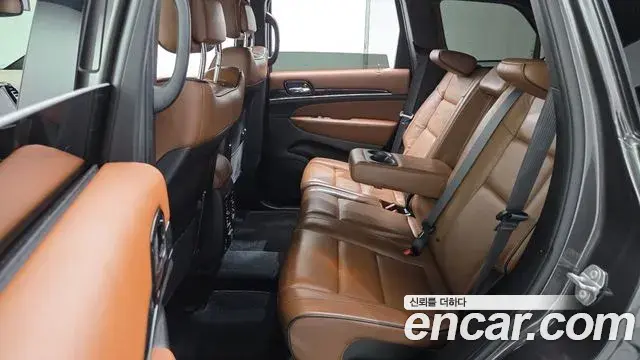 Jeep Grand Cherokee 2021 — ფოტო 15/31