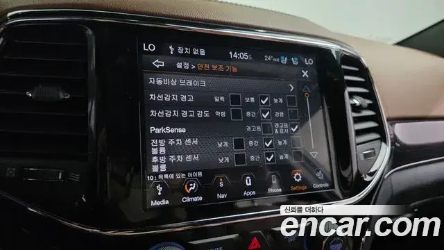 Jeep Grand Cherokee 2021 — ფოტო 27/31