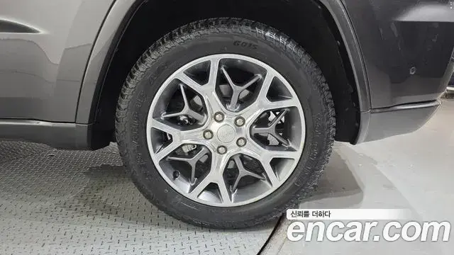 Jeep Grand Cherokee 2021 — ფოტო 31/31