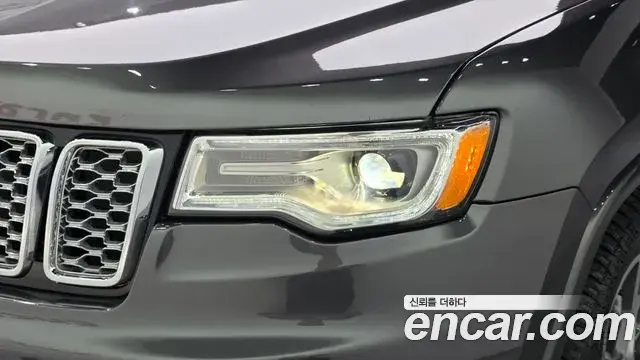 Jeep Grand Cherokee 2021 — ფოტო 28/31