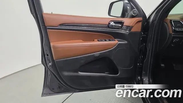 Jeep Grand Cherokee 2021 — ფოტო 2/31