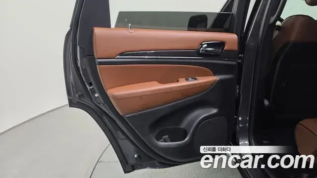 Jeep Grand Cherokee 2021 — ფოტო 22/31