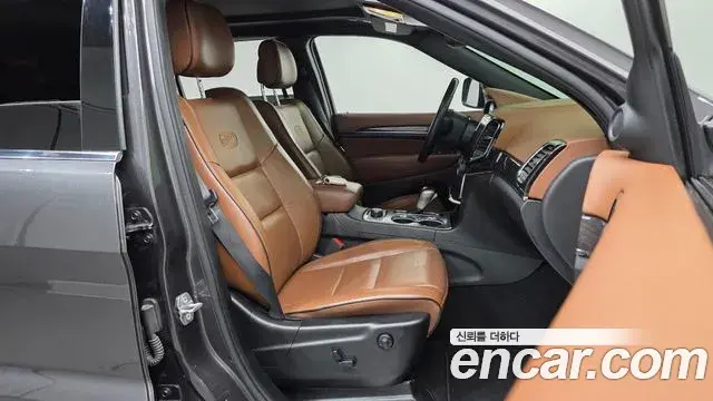 Jeep Grand Cherokee 2021 — ფოტო 13/31