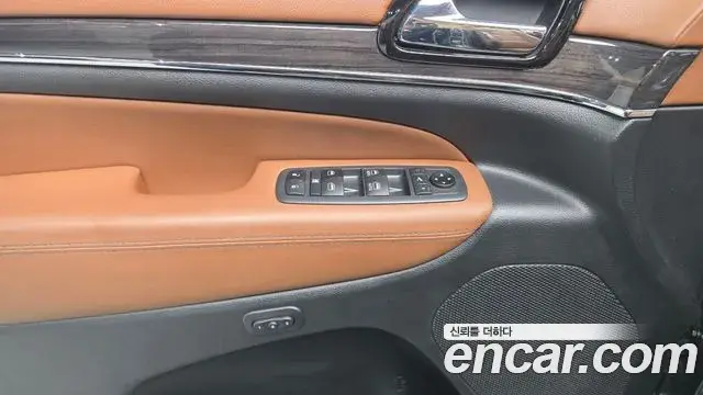 Jeep Grand Cherokee 2021 — ფოტო 23/31