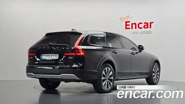 Volvo V90 Cross Country 2023 — Фото 2/20