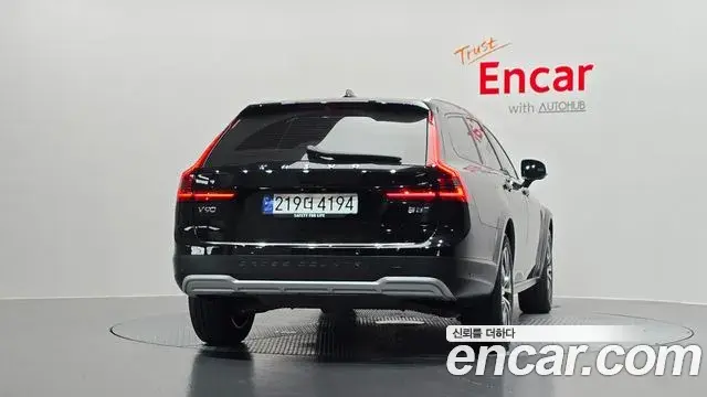 Volvo V90 Cross Country 2023 — Фото 4/20