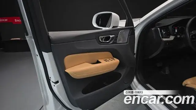 Volvo XC60 2019 — Şəkil 32/34