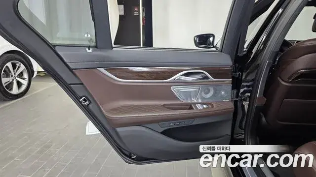 BMW 7 Series 2021 — Şəkil 26/35