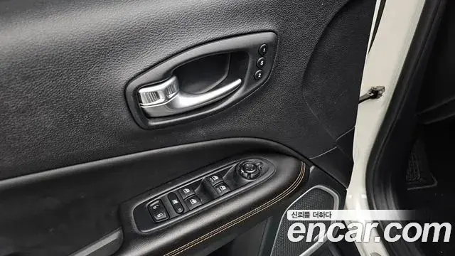 Jeep Compass 2021 — Фото 18/20