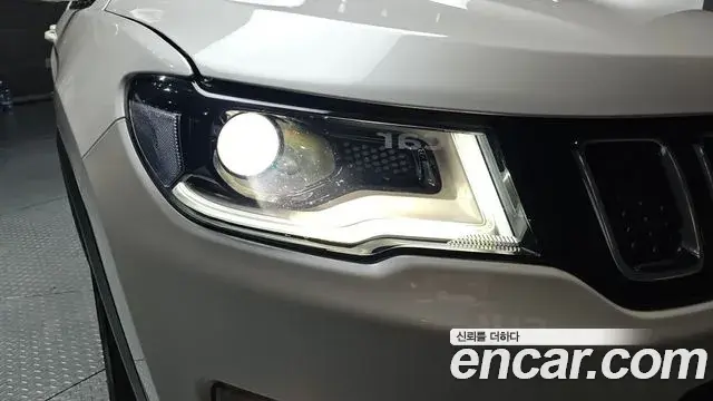 Jeep Compass 2021 — ფოტო 19/31
