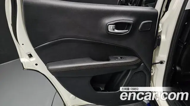Jeep Compass 2021 — ფოტო 5/31