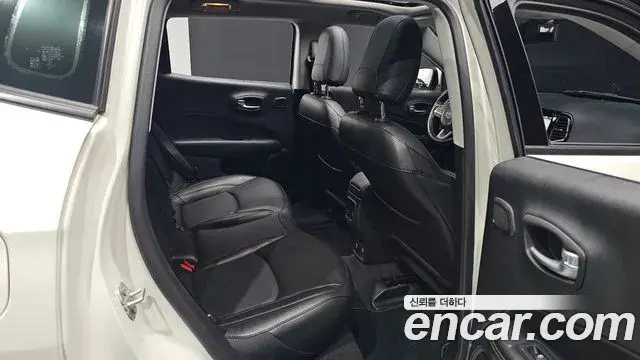 Jeep Compass 2021 — ფოტო 26/31