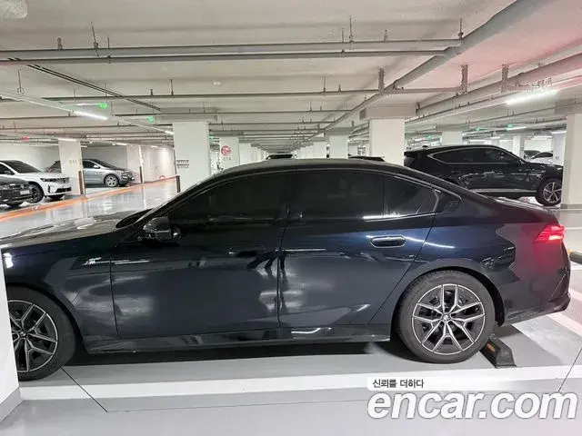 BMW 5 Series 2025 — ფოტო 8/10
