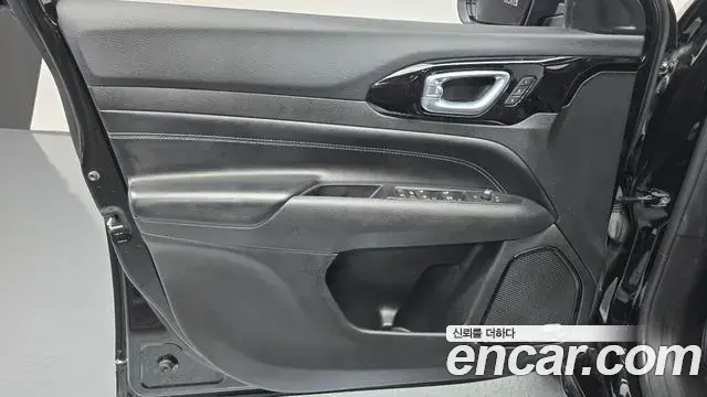 Jeep Compass 2022 — ფოტო 28/35