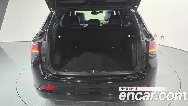 Jeep Compass 2022 — ფოტო 18/35
