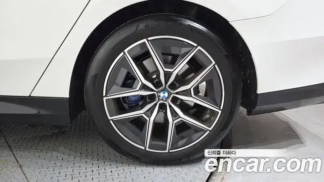 BMW 5 Series 2025 — Photo 27/31