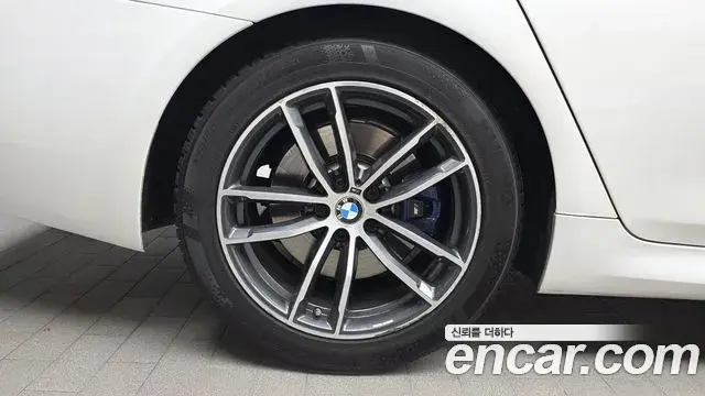 BMW 5 Series 2021 — ფოტო 25/32