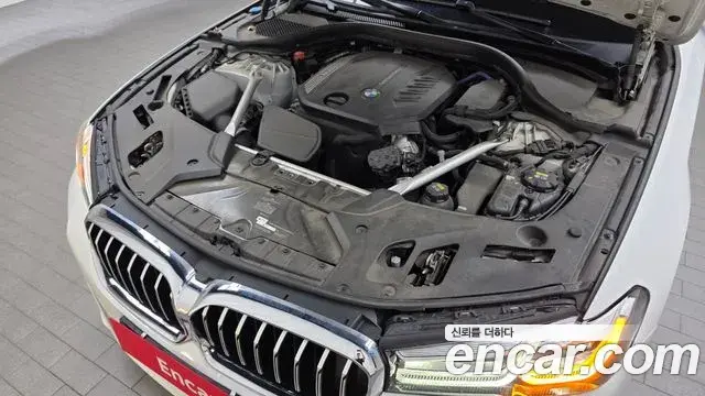 BMW 5 Series 2021 — ფოტო 27/32