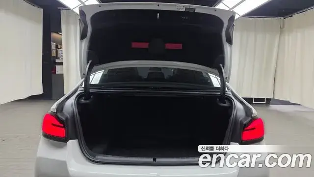 BMW 5 Series 2021 — ფოტო 18/32
