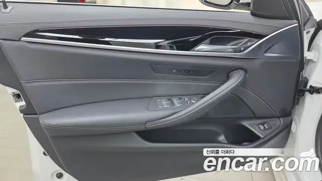 BMW 5 Series 2021 — ფოტო 14/32