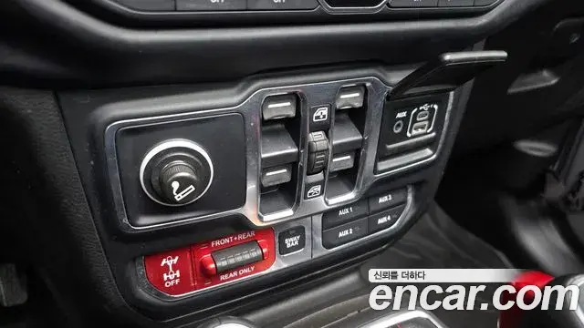 Jeep Wrangler 2019 — Şəkil 27/28