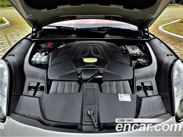 Porsche Cayenne 2023 — Photo 1/20