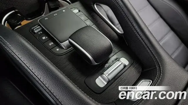 Mercedes-Benz GLE-Class 2024 — Photo 17/33