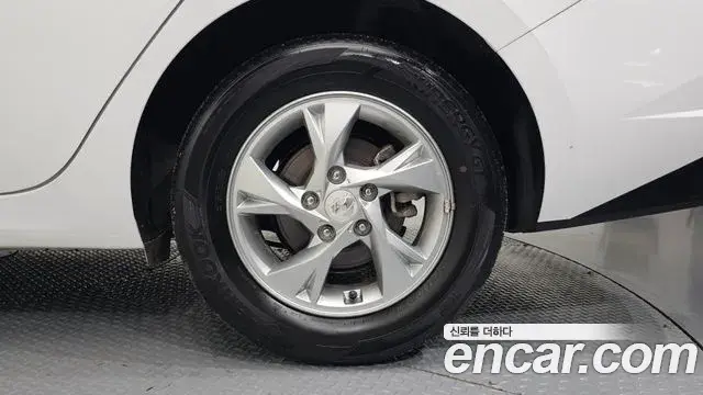 Hyundai The New Avante Hybrid 2023 — ფოტო 5/30