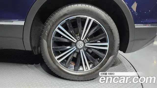 Volkswagen Tiguan 2018 — ფოტო 17/36