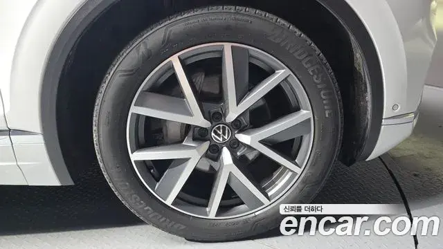 Volkswagen Touareg 2023 — Photo 29/33