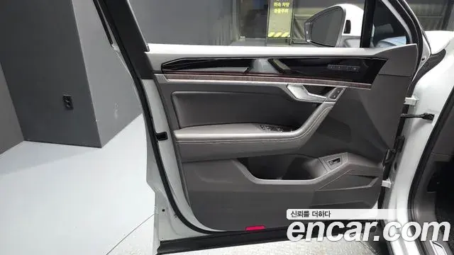 Volkswagen Touareg 2023 — Photo 17/33