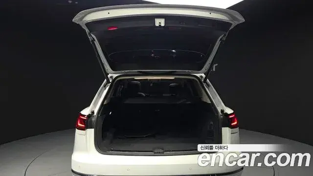 Volkswagen Touareg 2023 — Photo 19/33