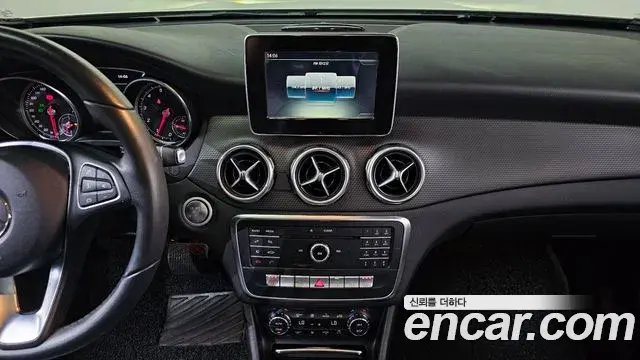 Mercedes-Benz GLA-Class 2018 — Фото 13/20