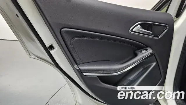 Mercedes-Benz GLA-Class 2018 — Photo 30/32
