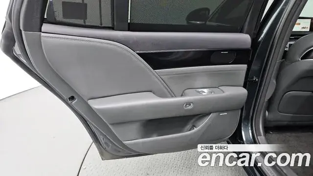 Genesis G90 2022 — ფოტო 7/31