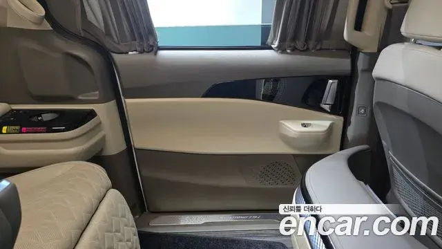 Kia Carnival 2024 — ფოტო 28/36