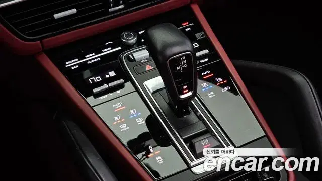 Porsche Cayenne 2020 — ფოტო 4/31