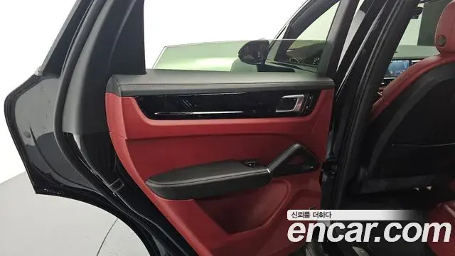 Porsche Cayenne 2020 — ფოტო 25/31