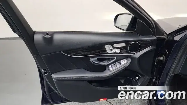 Mercedes-Benz C-Class 2019 — Photo 17/33