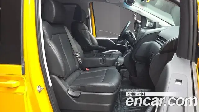 Hyundai Staria 2024 — Photo 13/28