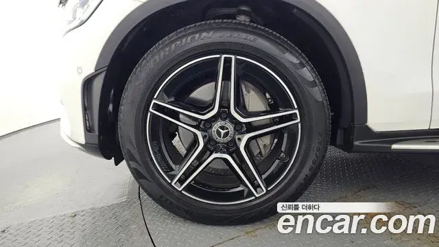 Mercedes-Benz GLC-Class 2023 — Photo 3/32