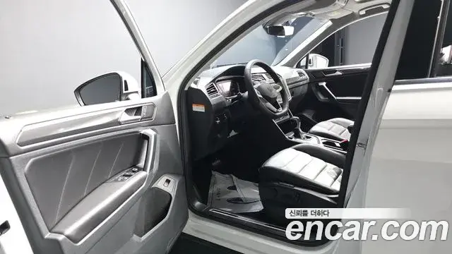 Volkswagen Tiguan 2021 — ფოტო 21/36