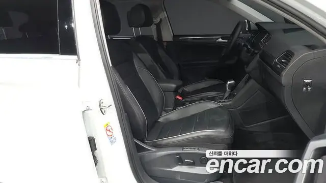 Volkswagen Tiguan 2021 — ფოტო 32/36