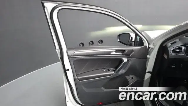Volkswagen Tiguan 2021 — ფოტო 22/36