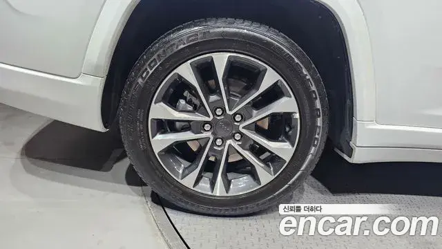 Jeep Grand Cherokee 2022 — ფოტო 28/31