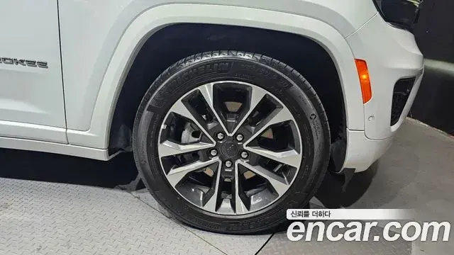 Jeep Grand Cherokee 2022 — ფოტო 6/31
