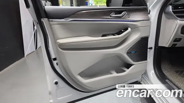 Jeep Grand Cherokee 2022 — ფოტო 26/31