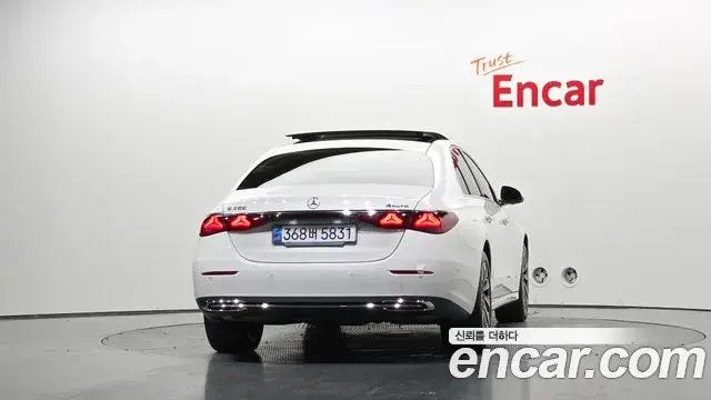 Mercedes-Benz E-Class 2024 — Photo 3/16